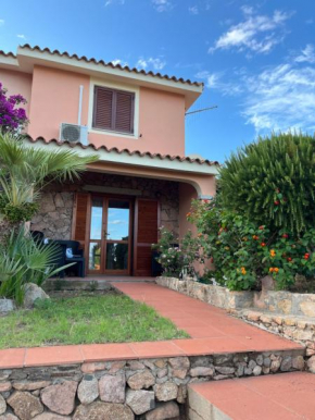 Casa sviluppata su due piani con doppia veranda e parcheggio privato San Teodoro